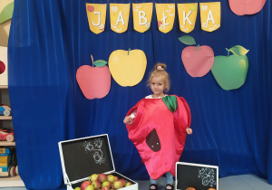 Adrianna w stroju jabłka